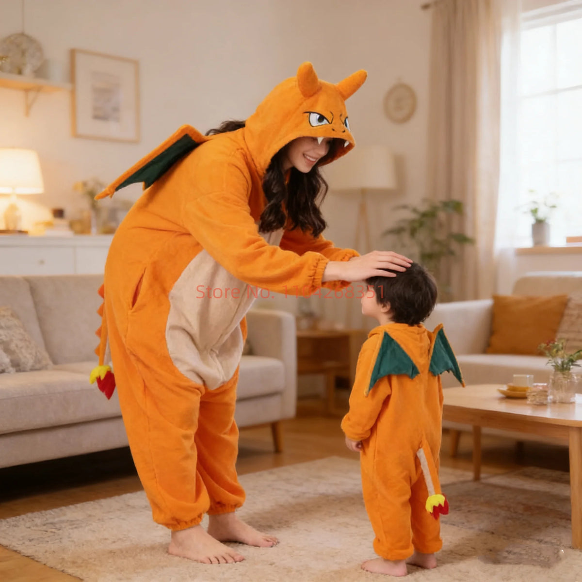 Kigurumi Charizard adulte porté de dos, ailes intégrées visibles, tissu polaire orange