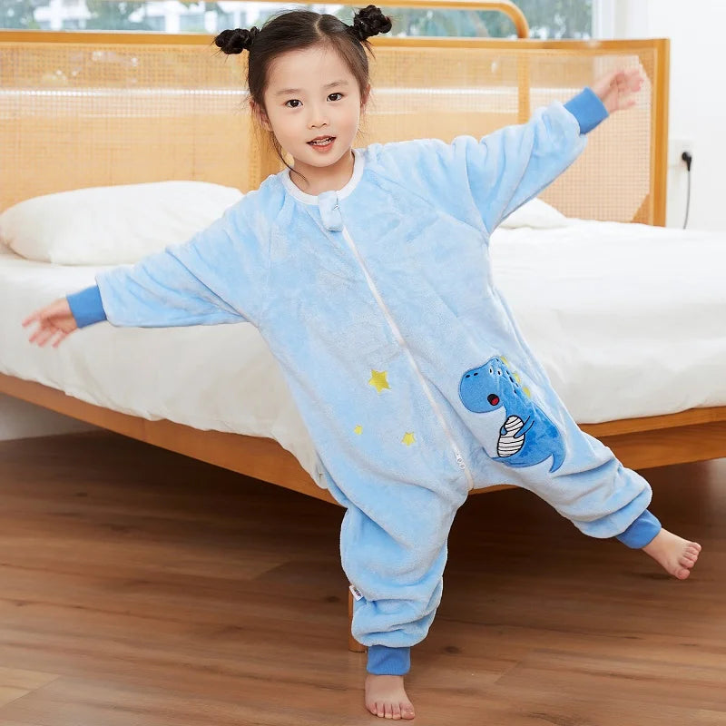 Grenouillère enfant dinosaure bleu en flanelle polyester avec crête 3D cousue