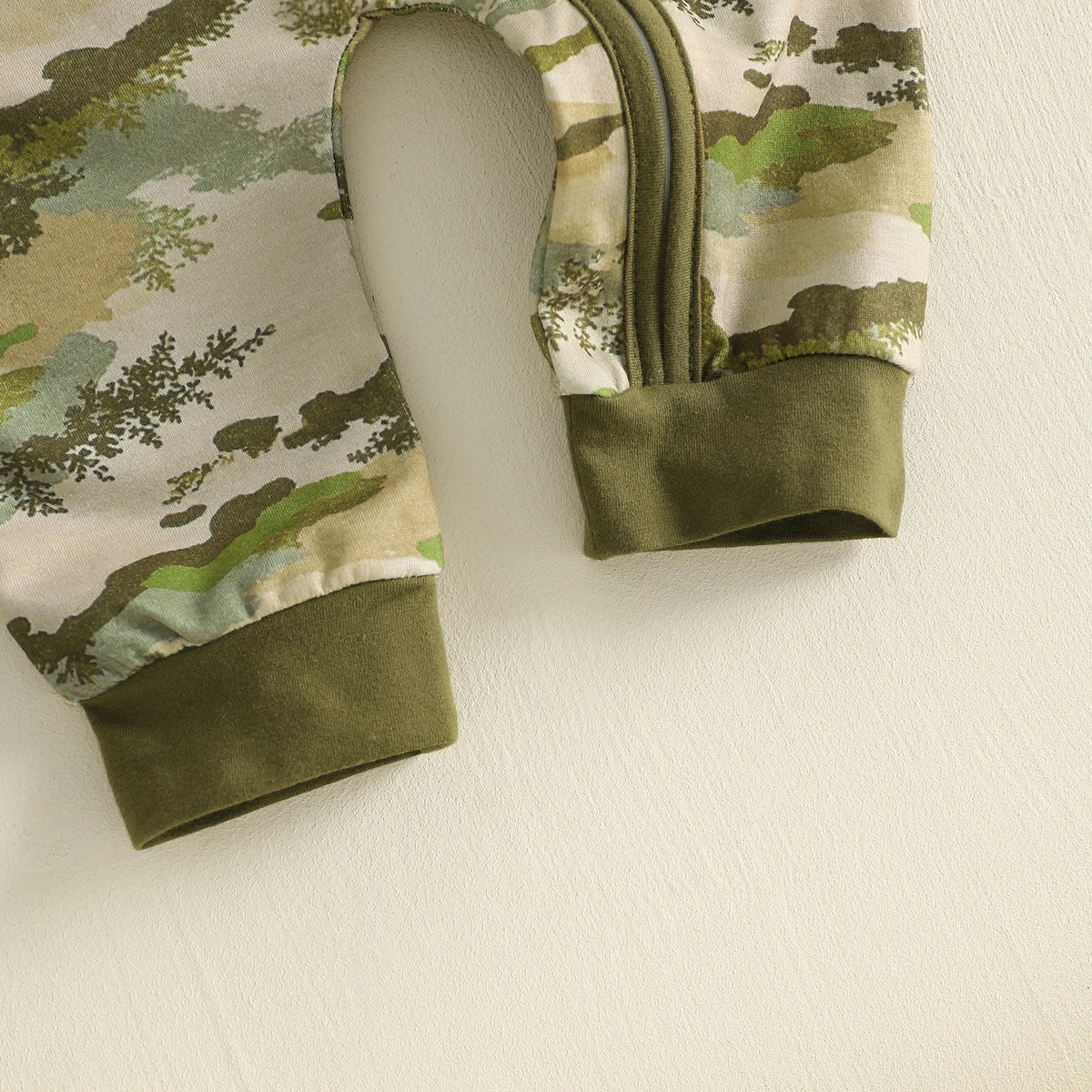 Grenouillère bébé verte camouflage, vue de dos, coutures et finitions