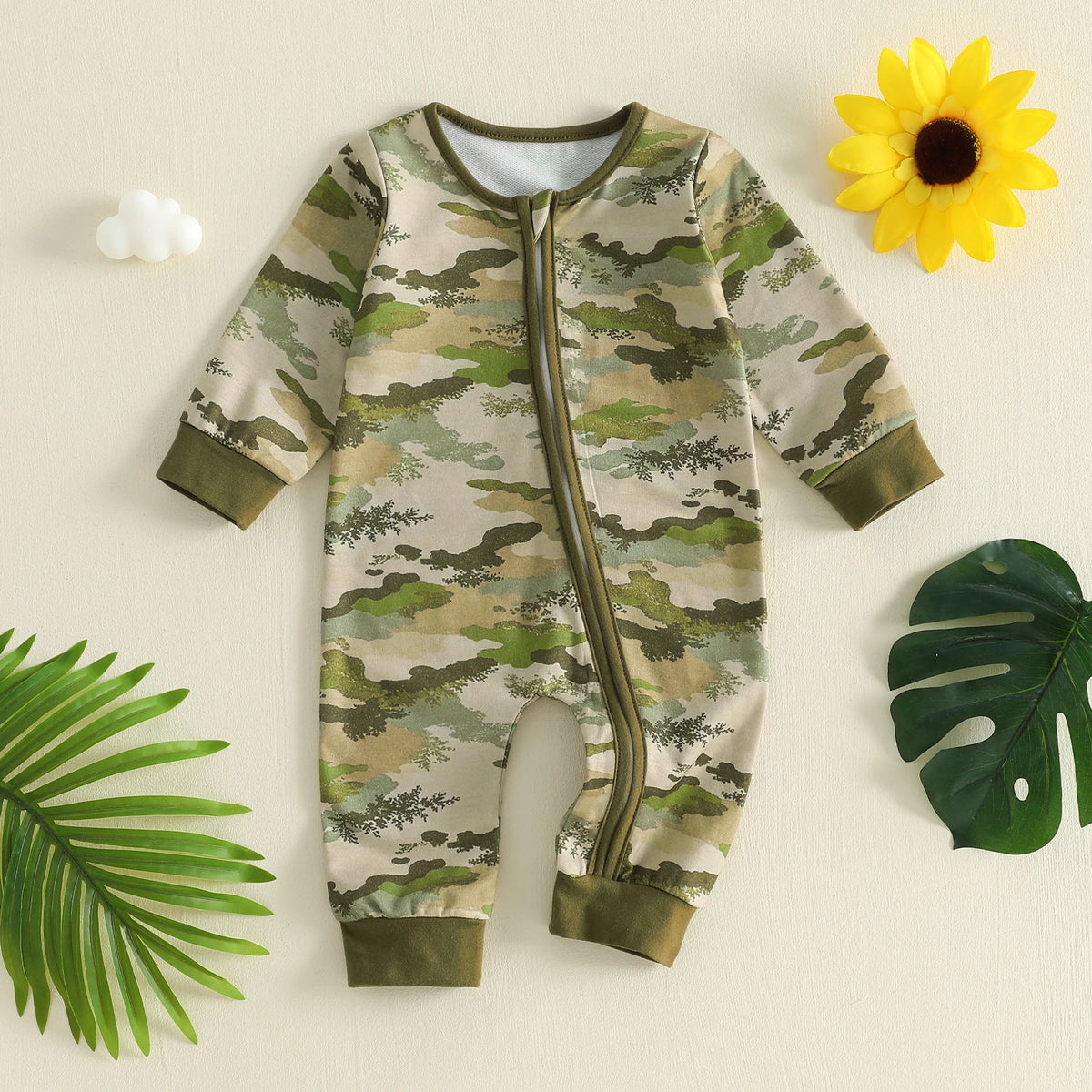 Grenouillère bébé verte camouflage en coton, vue de face, manches longues