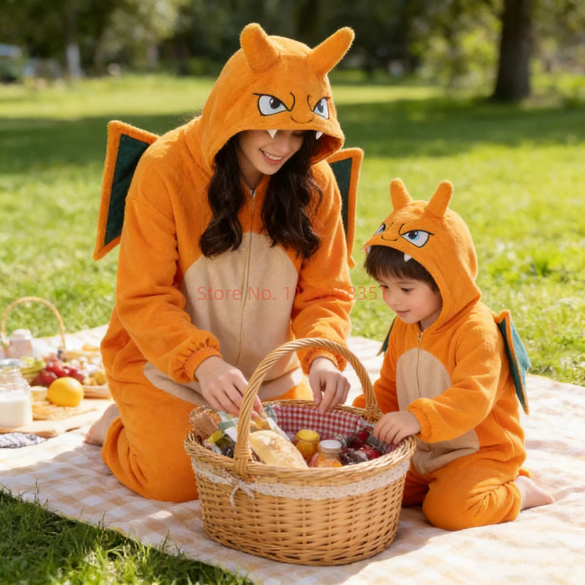 Détail capuche kigurumi Charizard Pokémon, gueule dragon et yeux brodés