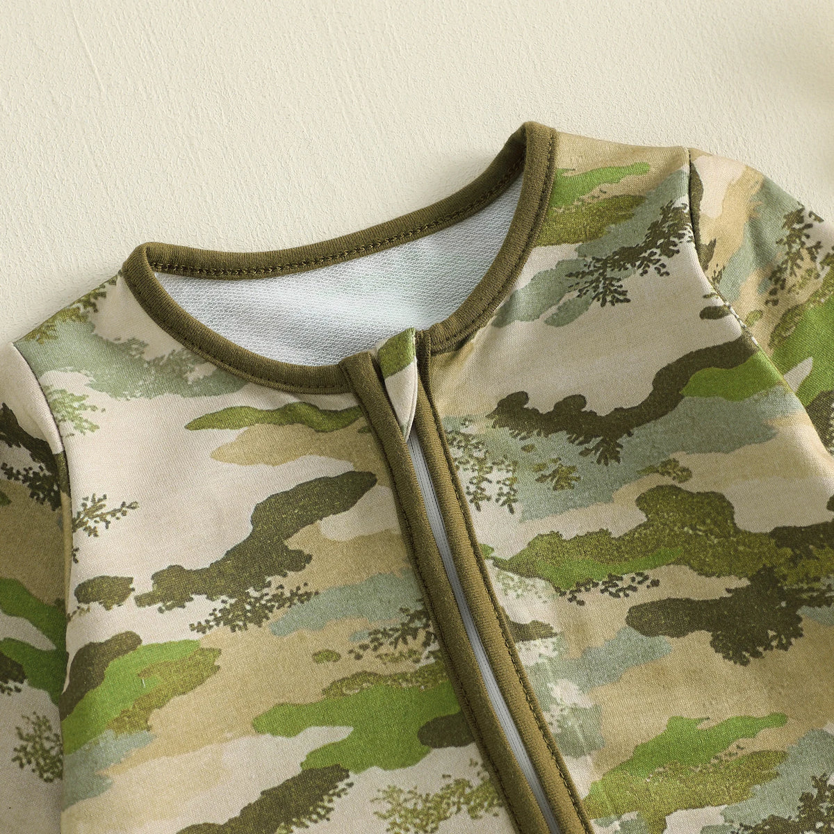 Grenouillère camouflage bébé verte portée, col rond et coupe confortable