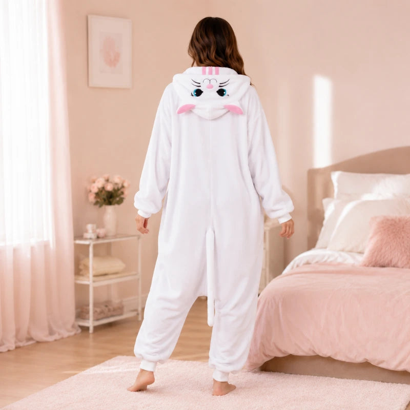 vue de dos d'une femme portant un kigurumi chat blanc avec une capuche 