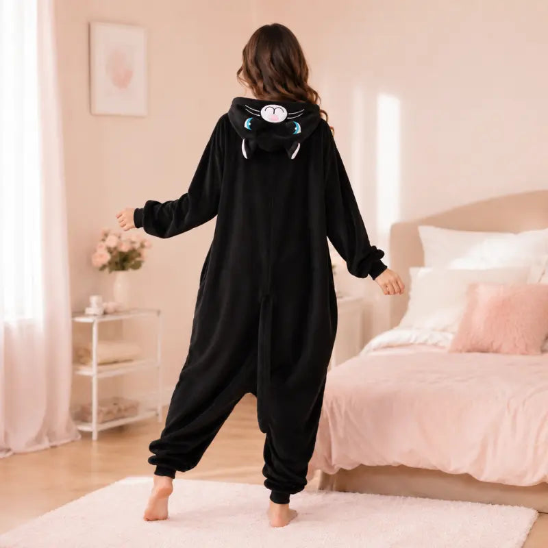 vue de dos d'une femme portant un kigurumi chat noir avec une capuche 