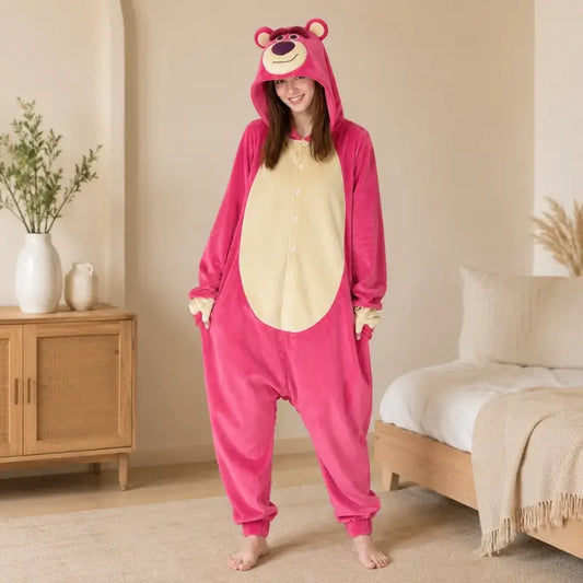 femme debout dans une chambre portant une grenouillere de couleur rose qui ressemble à un ours