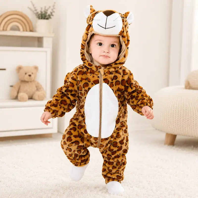 bebe en train de marcher dans sa confortable grenouillere leopard a fermeture eclair