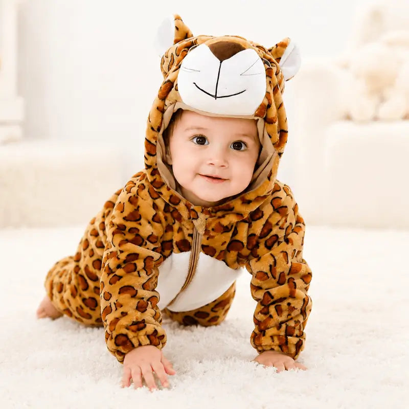 un bebe heureux qui marche à quatre pattes avec une grenouillere leopard