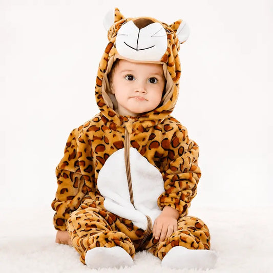 bebe assis qui porte une grenouillere leopard