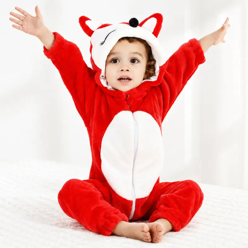 Bébé souriant dans sa grenouillère polaire renard rouge, capuche relevée