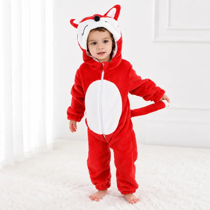 Bébé debout portant la combinaison pyjama renard rouge a capuche