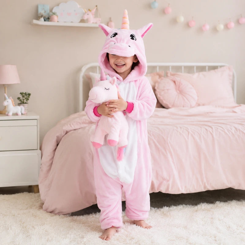 petite fille qui est habillée de son kigurumi licorne en train de marcher dans sa chambre avec son doudou licorne